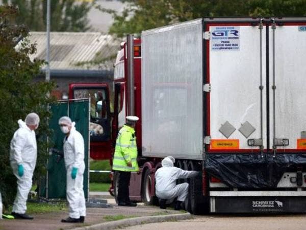 Sebuah lori dengan 39 mayat di dalamnya ditemui di timur London semalam - Foto Agensi