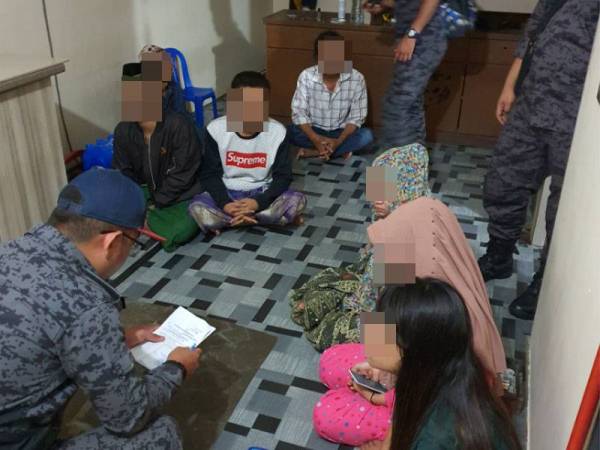 Anggota imigresen melakukan pemeriksa terhadap Pati yang ditahan dalam operasi itu. - Foto Imigresen