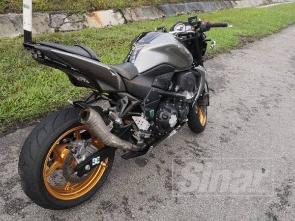 Motosikal yang dinaiki dua beranak itu hanya calar di bahagian sisi.