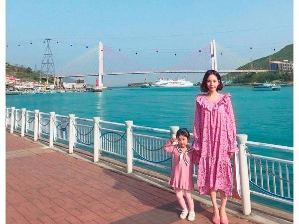 Jee Won sering berkongsi gambarnya bersama anak perempuannya di media sosial. - Foto Instagram love__lean