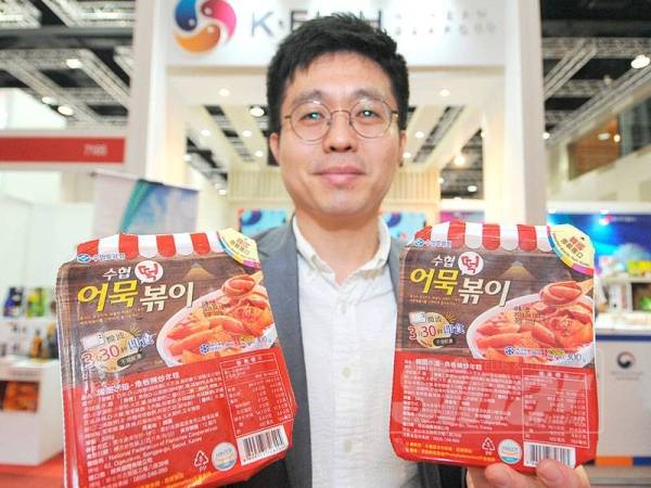 Dong Jun memberitahu kek ikan merupakan produk siap dimakan yang akan dilancarkan untuk jualan di dua K.FISH Anchor Shop di Kuala Lumpur dan Pulau Pinang pada Oktober ini. - FOTO ROSLI TALIB