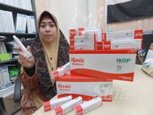 Dr Farahidah bersama produk krim panas dan sejuk iGesic yang dihasilkan.