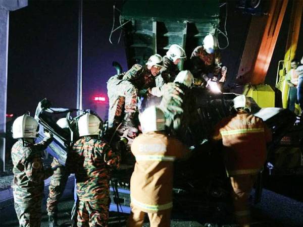 Anggota bomba ketika mengeluarkan mangsa yang tersepit.