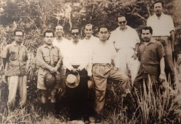 DR BURHANUDDIN (empat dari kanan) dalam siri lawatan ke Besut, Terengganu semasa menjadi Ahli Parlimen kawasan berkenaan pada tahun 1959.