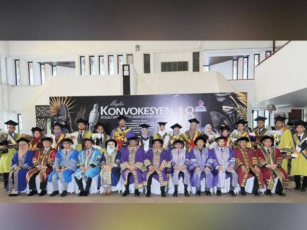 Rosely (duduk, enam dari kiri) bersama graduan cemerlang pada Majlis Konvokesyen UCAM kali ke-18 di UPM semalam. - Foto ROSLI TALIB