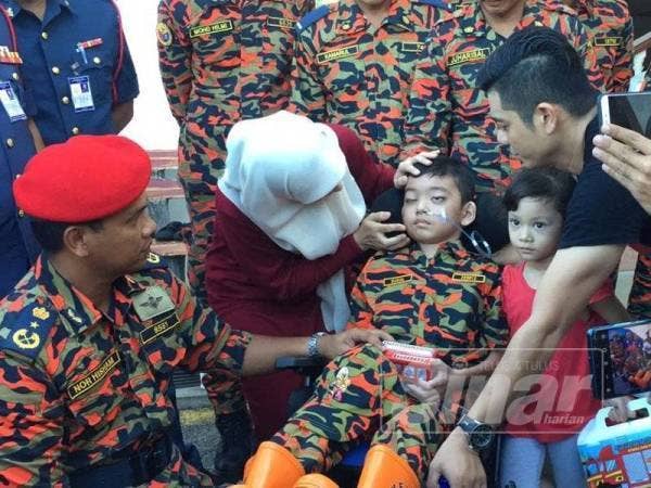 JBPM Pahang tunaikan impian Ahmad Danial untuk menjadi anggota bomba dengan mengenakan pakaian seragam lengkap. - Foto Arkib Sinar Harian