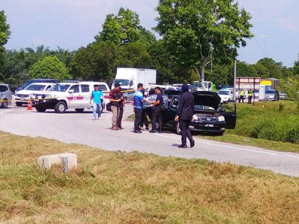 Polis menemui bom tangan dan senjata dalam sebuah kenderaan.