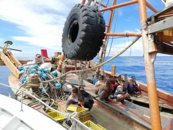 Dua tekong dan 21 awak- awak ditahan. Foto:Ihsan APMM Pahang