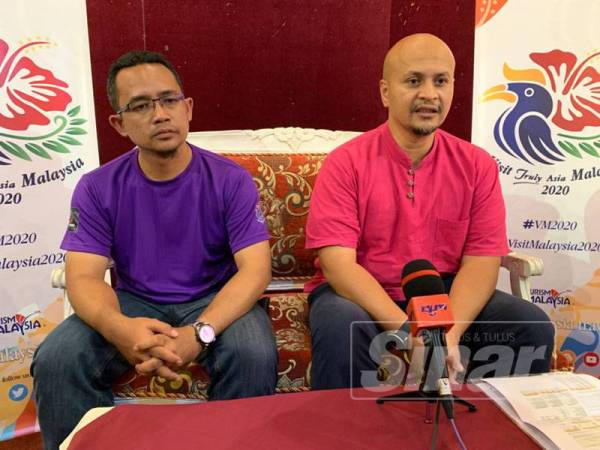 Hafiz (kanan) semasa sidang media di Royal Guest House di sini. 