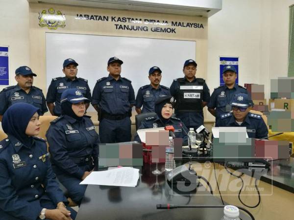 Azimah dan pegawai JKDM Pahang pada sidang media hari ini.