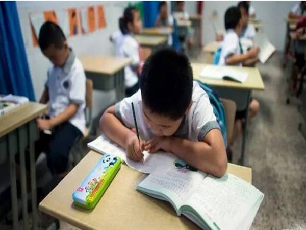 Kementerian pendidikan China mengeluarkan satu notis larangan pelajar di sekolah rendah dan menengah menggunakan sampul plastik untuk buku teks mereka.- FOTO:AGENSI