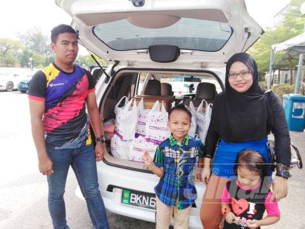 Normi bersama suami dan anak-anak tidak melepaskan peluang membeli pelbagai novel yang ditawarkan.