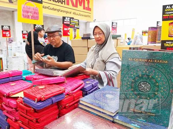 Pengunjung juga tidak melepaskan peluang memilih al-Quran yang ditawarkan pada Jualan Gudang Akhir Tahun Karangkraf yang bermula hari ini.