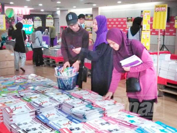 Sebahagian pengunjung leka memilih buku-buku latihan terbitan Bestari Karangkraf.