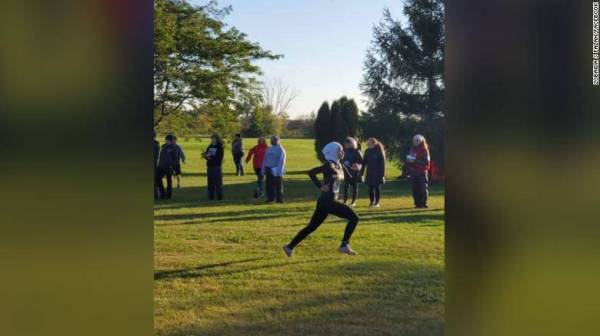 Noor Alexandria memasuki acara maraton di Sekolah Tinggi Sylvania Northview dan berjaya tiba di garisan penamat namun penyertaannya dibatalkan.