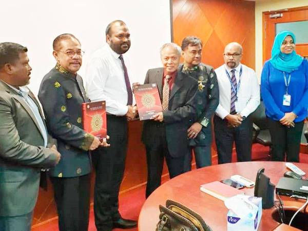 Muhammad Nasir (empat dari kanan) menyerahkan al-Quran kepada Menteri Pelancongan Maldives, Ali Waheed ketika membuat kunjungan ke negara itu baru-baru ini.