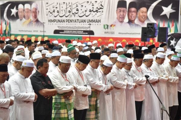 Kesemua hadirin menunaikan solat Isyak dan solat hajat berjemaah.