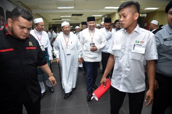 Ahmad Zahid bersama Pesuruhjaya Pas Terengganu, Senator Datuk Husain Awang tiba di Stadium Negeri, malam ini.