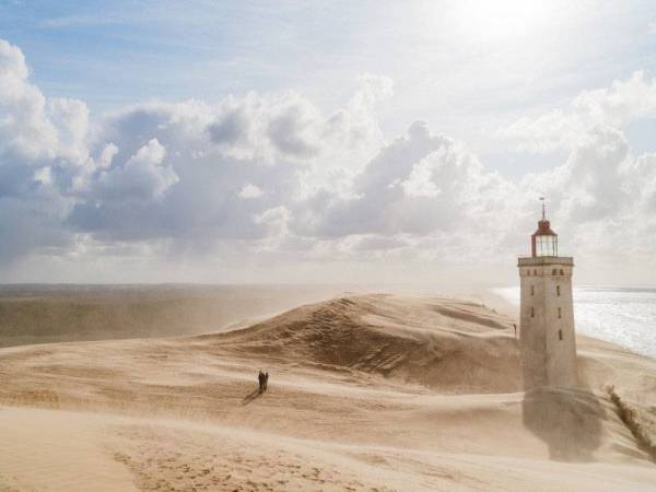Rumah api berusia 120 tahun menjadi destinasi pelancongan popular dan mampu menarik kira-kira 250,000 orang setahun ke bukit pasir di pulau Jutland Utara itu.