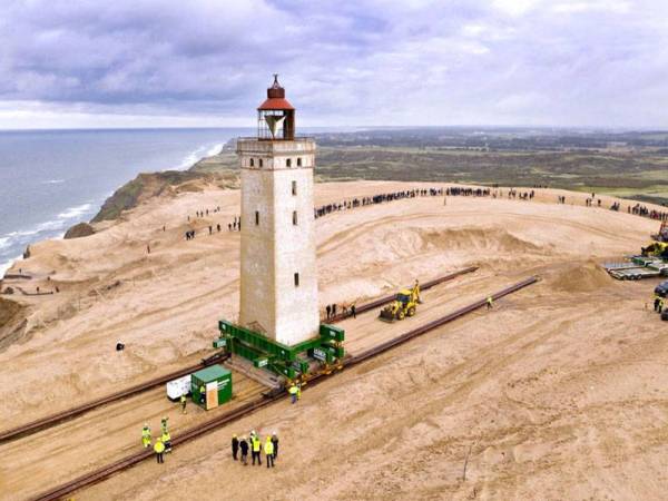 Sebuah rumah api berusia 120 tahun yang terletak di pantai barat Denmark dialihkan disebabkan hakisan. - Foto Agensi