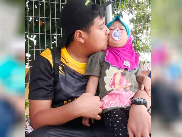 Walaupun autisme, Haikal sebagai anak sulung mampu menjaga adik-adiknya.
