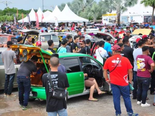 Peminat dan pakar kereta berkumpul.- Foto: BKGK