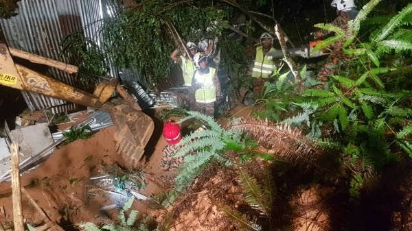 Jengkaut digunakan dalam operasi mencari dan menyelamat mangsa yang dikhuatiri ditimbus dalam runtuhan tanah. 