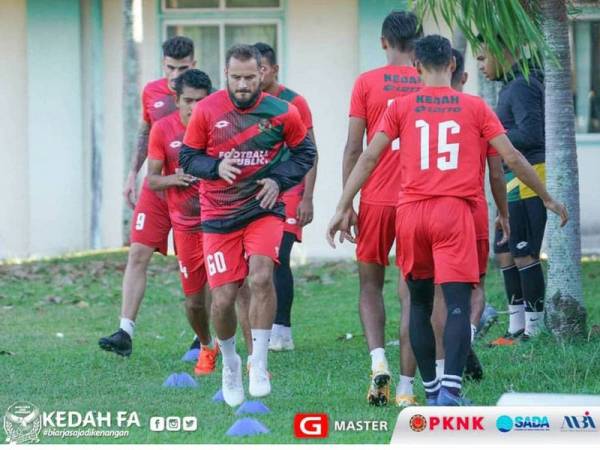 Pemain-pemain Lang Merah giat menjalani latihan menjelang aksi menentang Pahang di Stadium Darulmakmur, malam ini. - Foto: Kedah FA