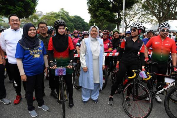 Zuraida (tiga dari kanan) yang juga Penaung Program Kayuhan Wanita 2019 bergambar kenangan bersama Ikon Selebriti Kayuhan Wanita Datuk Seri Siti Nurhaliza Taruddin (empat dari kanan) pada Program Kayuhan Wanita 2019 di Monumen Alaf Baru Presint 2 hari ini. - Foto: Bernama