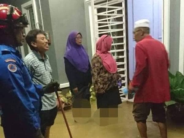 Sebuah rumah dinaiki air selepas banjir melanda beberapa kawasan di daerah Kuala Selangor semalam.