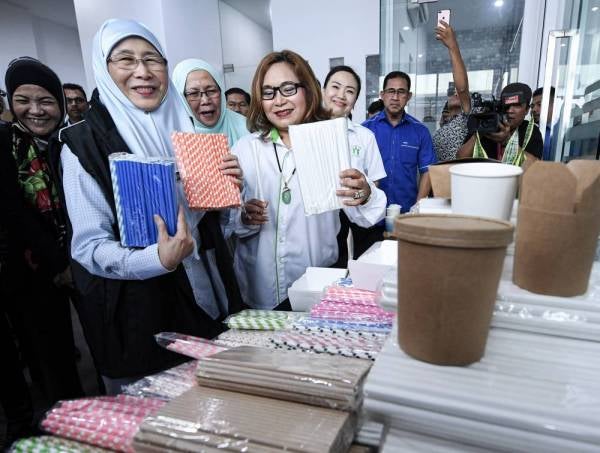 Timbalan Perdana Menteri Datuk Seri Dr Wan Azizah Wan Ismail (dua dari kiri) menunjukkan produk keluaran Ecobio Pack Sdn Bhd pada majlis pelancaran program Kempen Cintai Alam Sekitar anjuran bersama Ecobio Sdn Bhd dan NGO Pawana hari ini. - Foto: Bernama