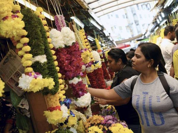 Bunga malai sering menjadi satu kemestian masyarakat India menjelang perayaan Deepavali esok ketika tinjauan di Little India hari ini. - Foto Bernama