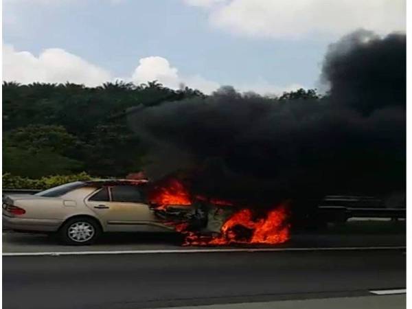 Kebakaran kereta Mercedes-Benz yang dirakam orang awam sewaktu melalui jalan itu.