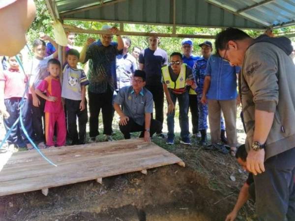 Ahmad Faizal turut sama membantu urusan pengebumian Allahyarham Hanudin, hari ini.