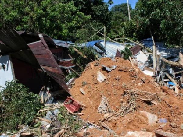 Keadaan kesan runtuhan tanah yang mengorbankan seorang penduduk di Jalan Kampung Teras, Kampung Masjid Ijok, Batu Kurau, semalam.