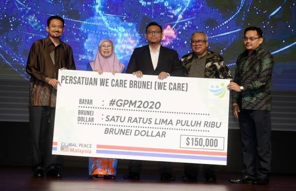 Timbalan Perdana Menteri Datuk Seri Dr Wan Azizah Wan Ismail (dua, kiri) menerima replika cek bernilai 150,000 Brunei Dollar daripada Presiden Persatuan We Care Brunei Darussalam Muhammad Akmal Marsidi (tengah) pada Majlis Makan Malam dan Bicara Tokoh serta Pelancaran Tabung Bantuan Kemanusiaan #GPM2020 di Pusat Konvensyen Bangi Avenue (BACC). -Foto Bernama