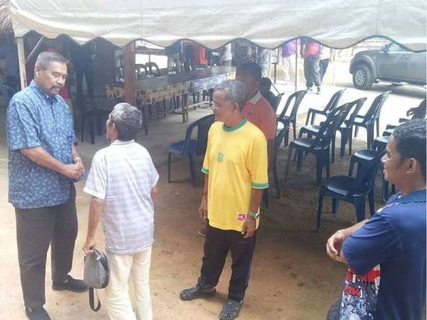 Ramli dalam siri lawatannya menyantuni masyarakat termasuk orang asli di beberapa kawasan sebelum ini.