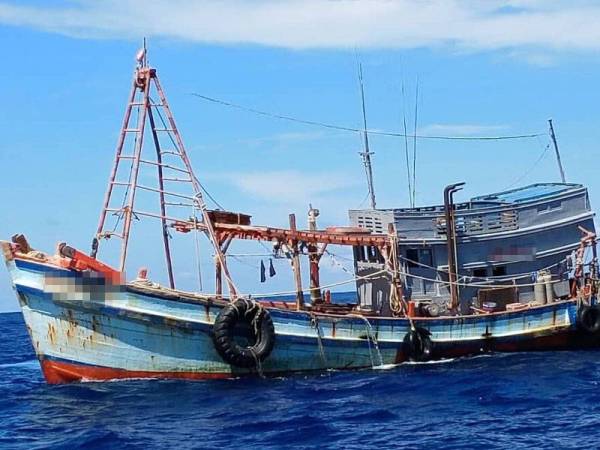 Salah satu bot nelayan asing disyaki dari Vietnam yang ditahan APMM Pahang semalam.