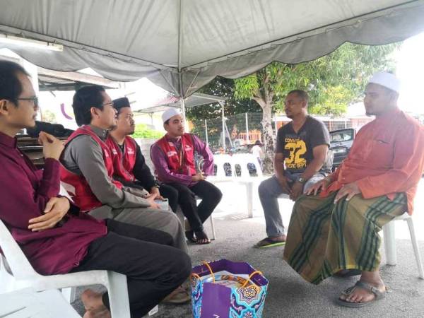 Shahrul Izuan (dua dari kiri) melawat waris Allahyarham Kamarul Sharizam.