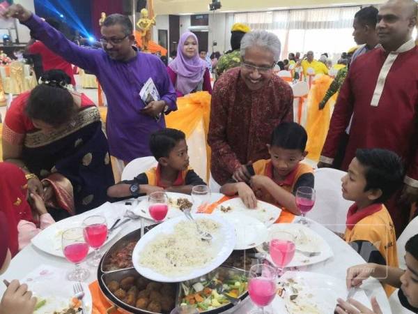 Waytha Moorty(tengah) beramah mesra dengan kanak-kanak yang hadir pada Perjumpaan Rumah Terbuka Deepavali di Dewan Majlis Perbandaran Seremban (MPS).