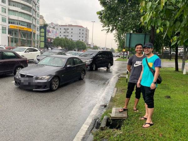 Dua 'hero' berjaya menyelesaikan masalah banjir kilat. - Foto Twitter @datininaz