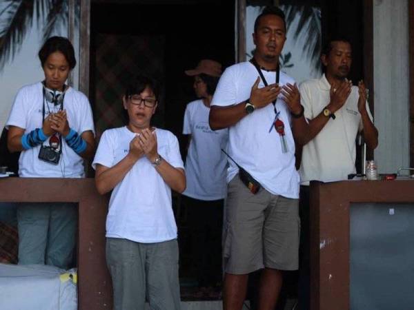 Gambar kenangan Tunku Mona (dua dari kiri) bersama Allahyarham Pitt (dua dari kanan) sewaktu sesi penggambaran filem Redha di Pulau Redang sebelum ini.