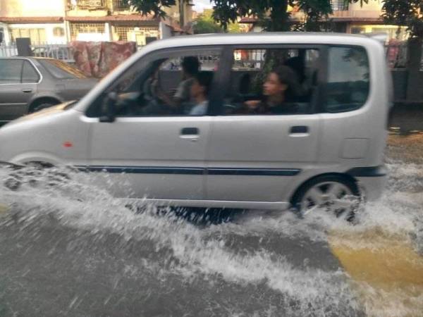 Keadaan sebuah kenderaan meredah air bertakung di Seksyen 25 Seri Muda petang ini.