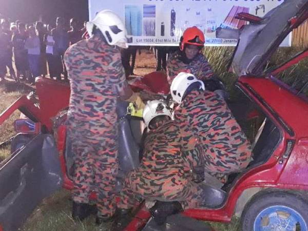 Anggota bomba bertungkus-lumus mengeluarkan mangsa yang terlibat dalam kemalangan itu. - Foto Ihsan bomba