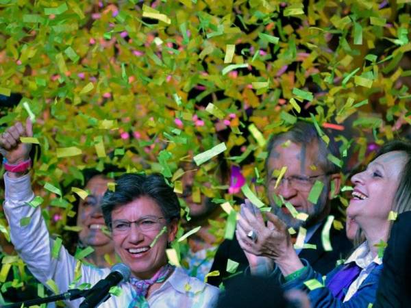 Pemimpin Parti Green Alliance, Claudia Lopez, meraikan kemenangannya dalam pilihan raya di Bogota, Colombia semalam. - Foto AFP
