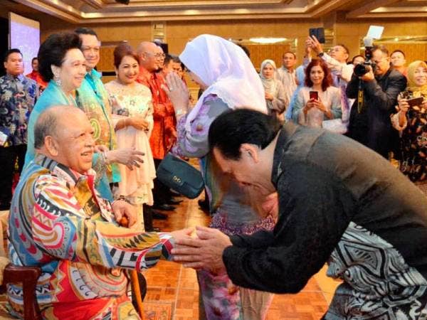 Tuanku Syed Sirajuddin menyantuni rakyat pada majlis santapan Malam Perlis 2019.