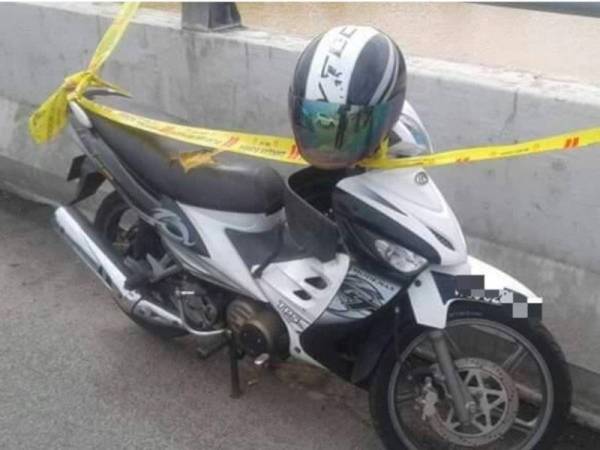 Motosikal lelaki berkenaan yang ditinggalkan di tepi jambatan sebelum jatuh ke sungai.