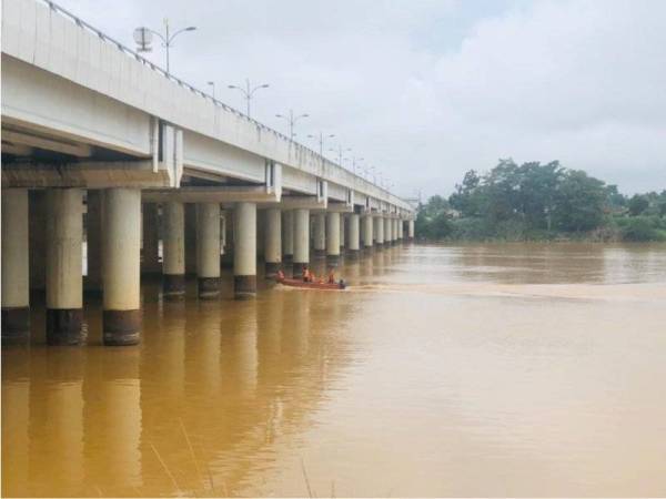 Usaha mencari lelaki itu sedang giat dijalankan pasukan penyelamat.