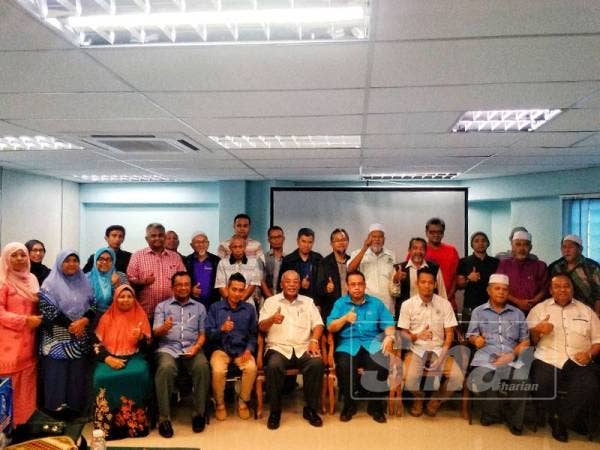 Abdul Fattah (depan, lima dari kiri) bersama Feisal (depan, enam dari kiri) dan Nur Aziz (depan, tiga dari kiri) serta peserta bengkel Pengenalan Asas Tanaman Vanilla Angkasa Zon 2 semalam.