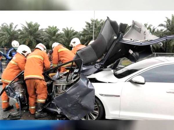 Bomba berusaha mengeluarkan mangsa tersepit. - Foto Facebook n9KiNi